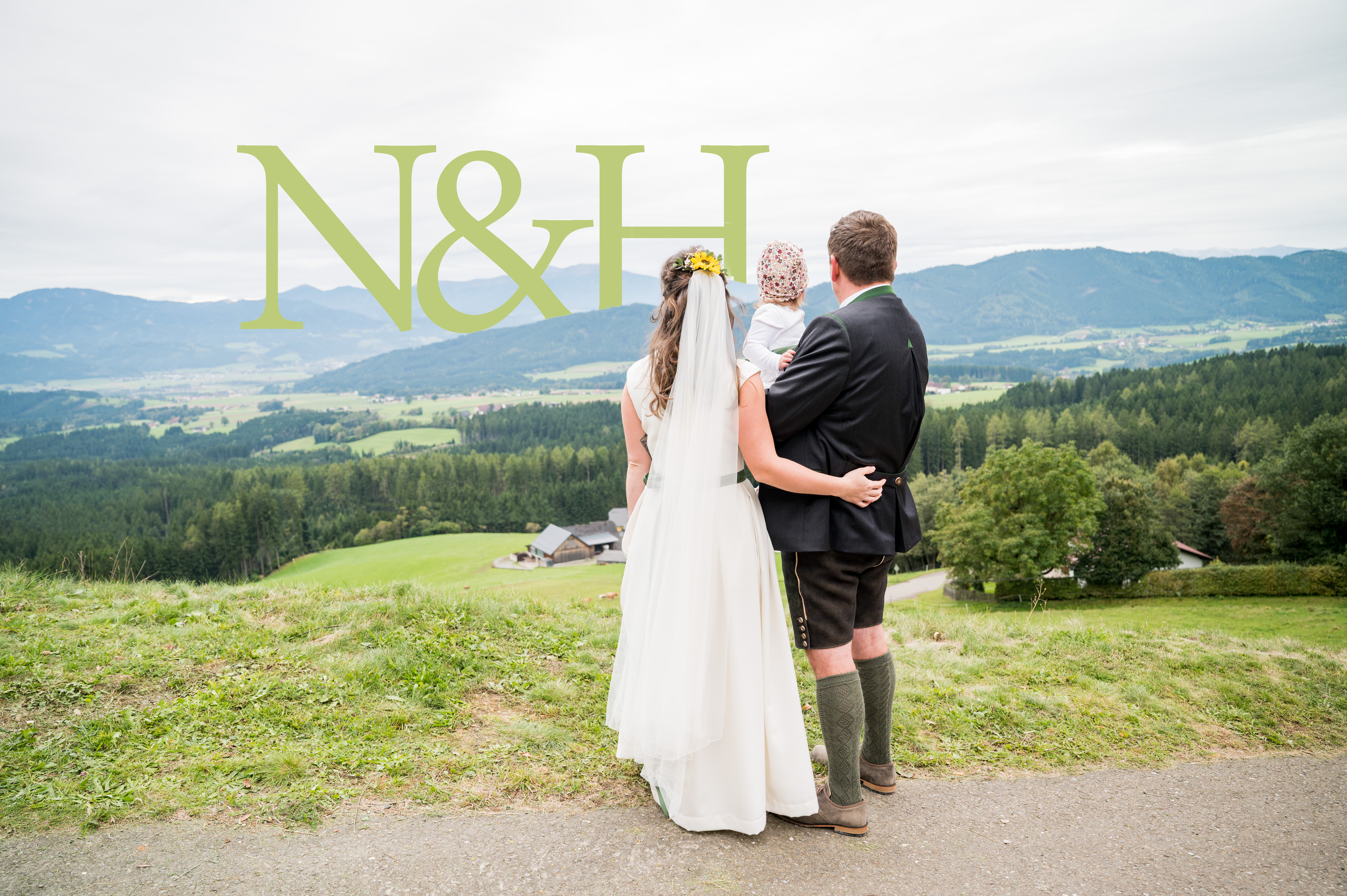 Hochzeitsfoto mit Blick in die Ferne Bergwelt